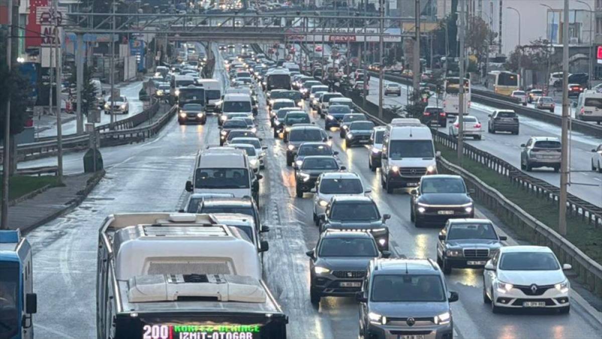 İstanbul'da sabah saatlerinde trafik yoğunluğu yüzde 72'ye kadar çıktı