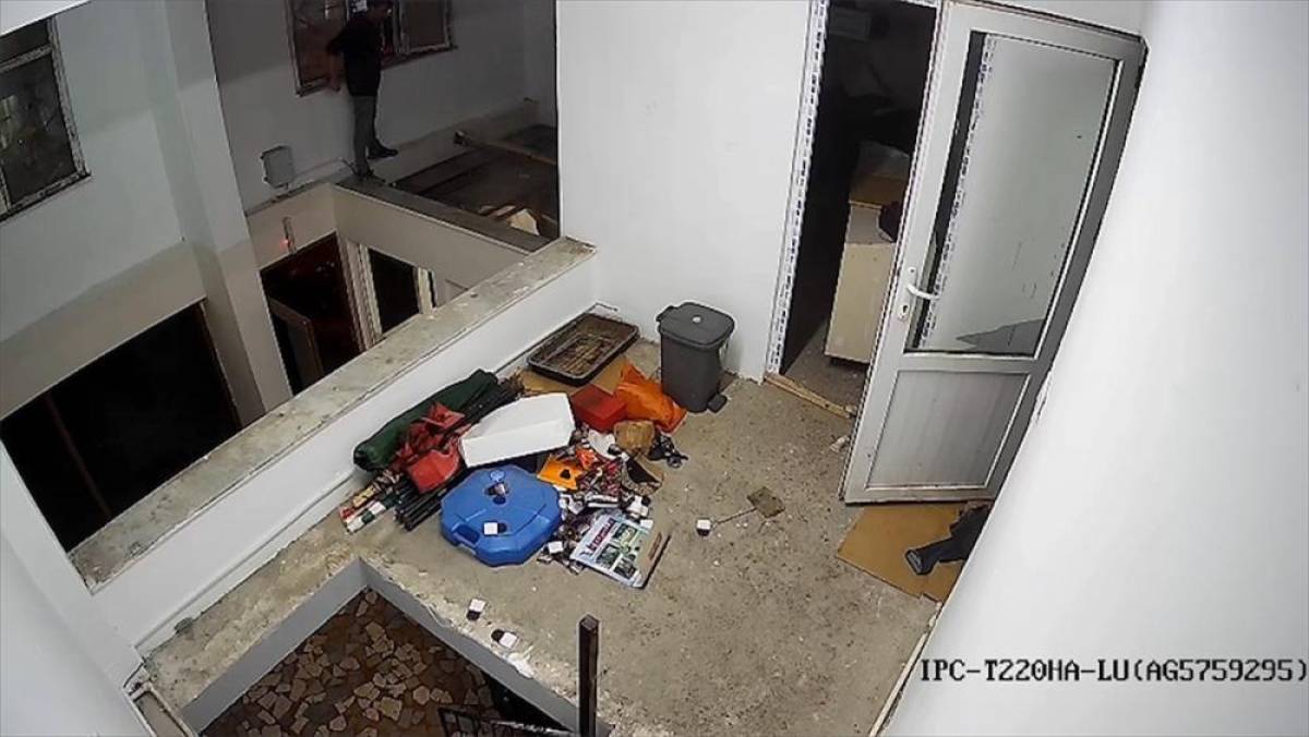 Ordu'da asma katın çökmesi sonucu düşen kişinin görüntüsü güvenlik kamerasına yansıdı