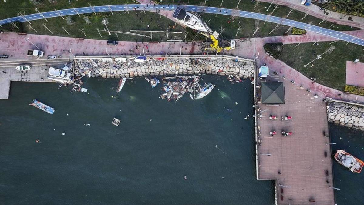 İstanbul'da d&uuml;n etkili olan şiddetli fırtına ve yağış hayatı olumsuz etkiledi