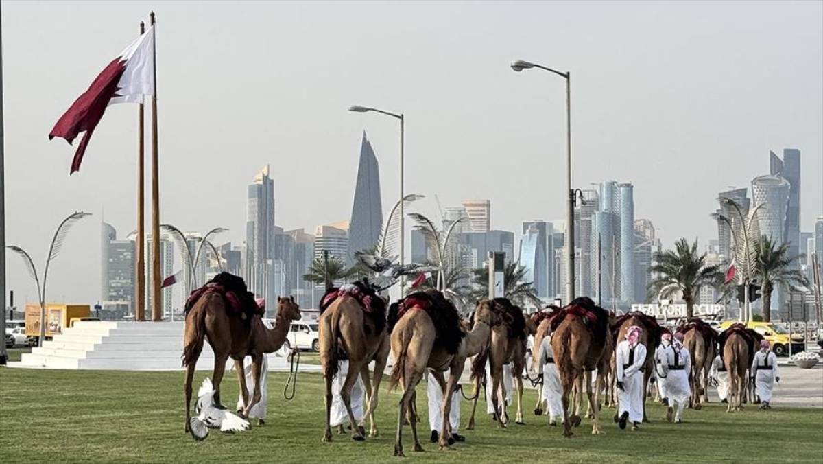 Katar&rsquo;da, g&uuml;nl&uuml;k "deve ge&ccedil;idi" geleneği devam ediyor