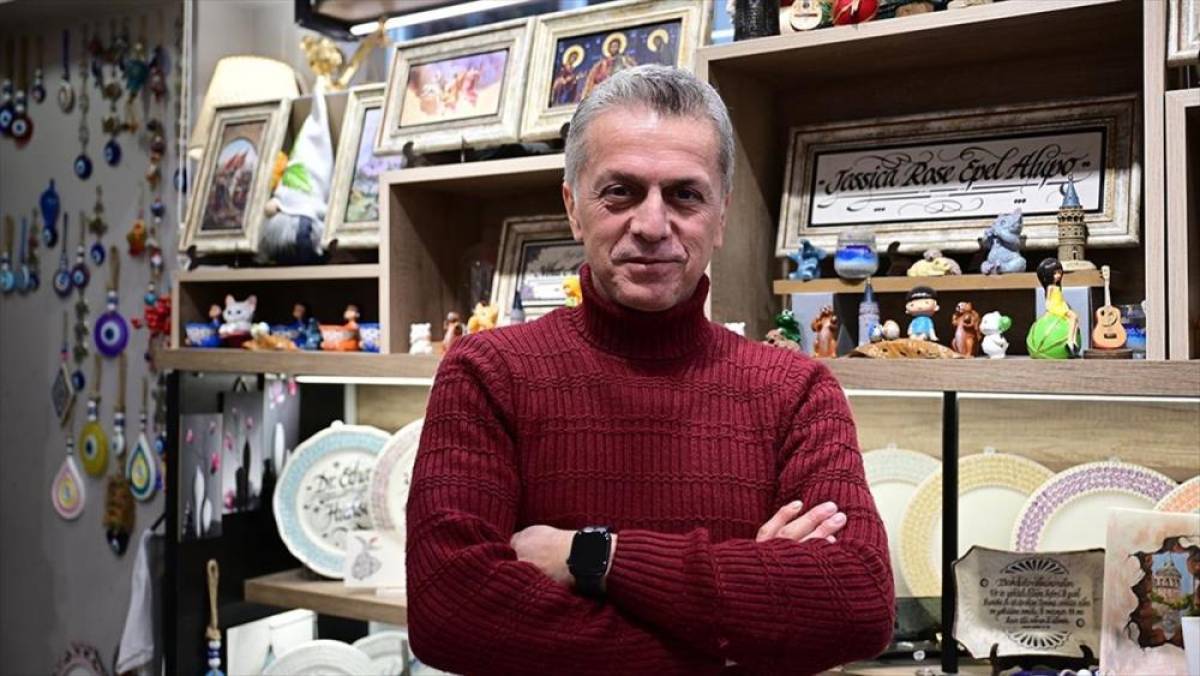 Kaligrafi sanat&ccedil;ısı Murat &Uuml;nver &uuml;&ccedil; ileri tekniği tek performansta birleştirdi