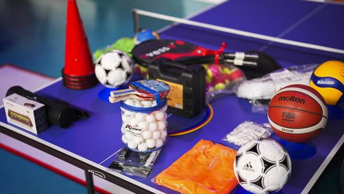 Spor Şehri İstanbul Projesi kapsamında spor malzemeleri dağıtıldı