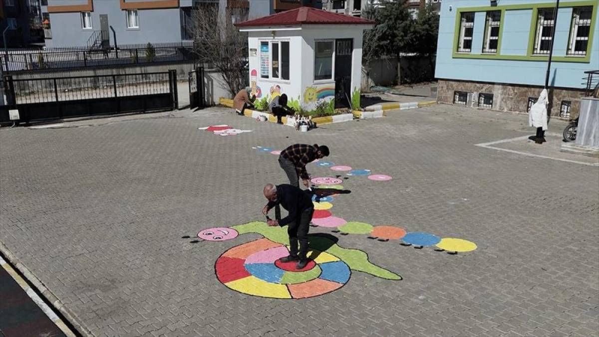 Adıyaman'da resim &ouml;ğretmenleri okulları geleneksel oyunlarla renklendiriyor