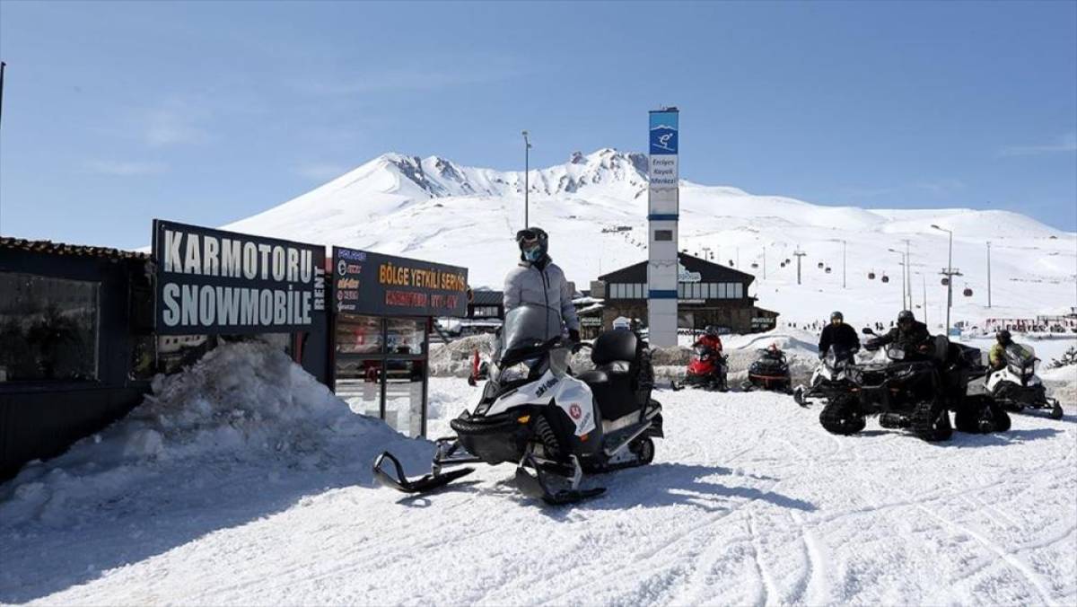 Erciyes'i kar motorlarıyla keşfediyorlar