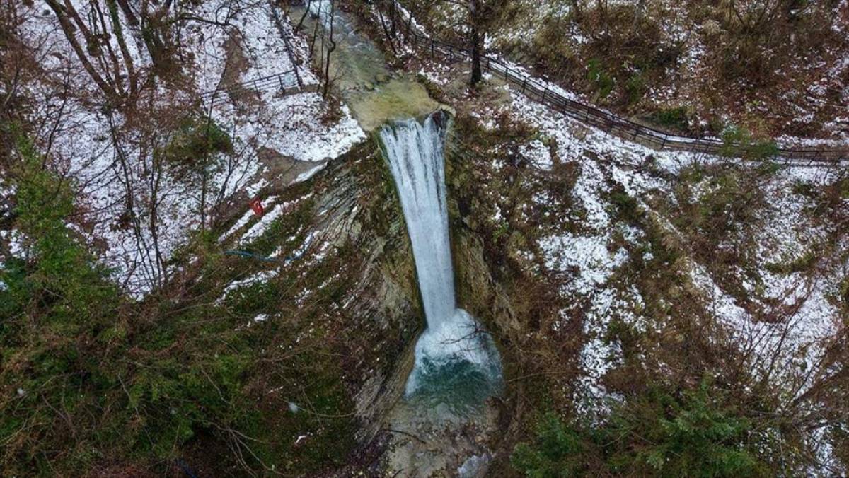 Sorkun Şelaleleri Tabiat Anıtı kar yağışıyla ayrı g&uuml;zelliğe b&uuml;r&uuml;nd&uuml;