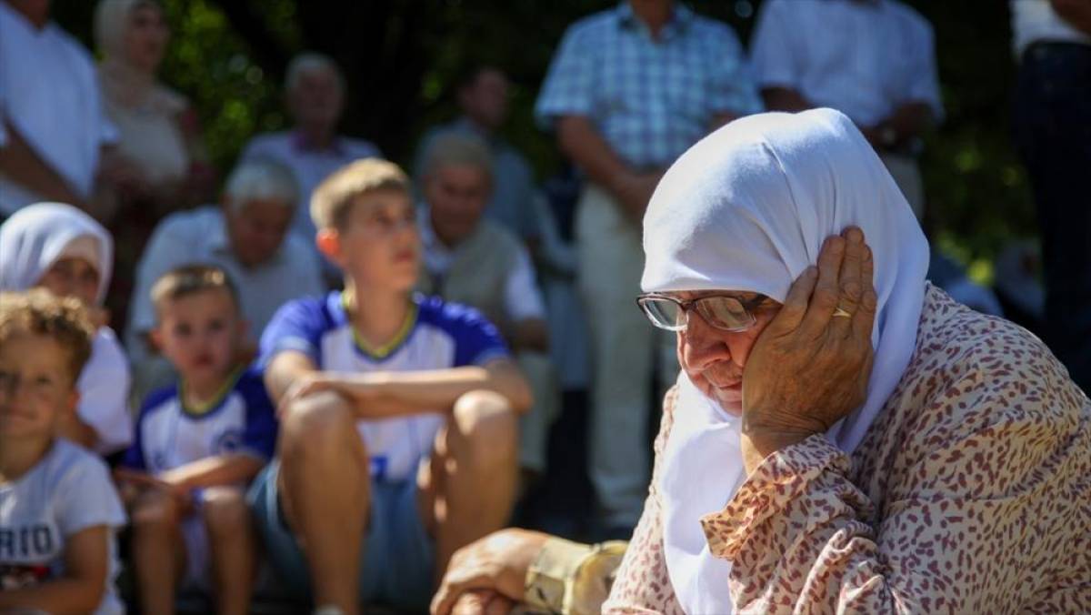 Srebrenitsa Soykırımı kurbanlarının cenazeleri, Saraybosna'dan Poto&ccedil;ari Anıt Mezarlığı'na uğurlandı