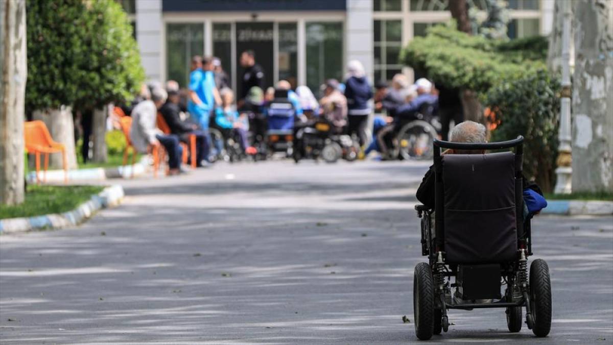 Artan yaşlı n&uuml;fus i&ccedil;in "uzun d&ouml;nemli bakım sigortası" devreye alınacak