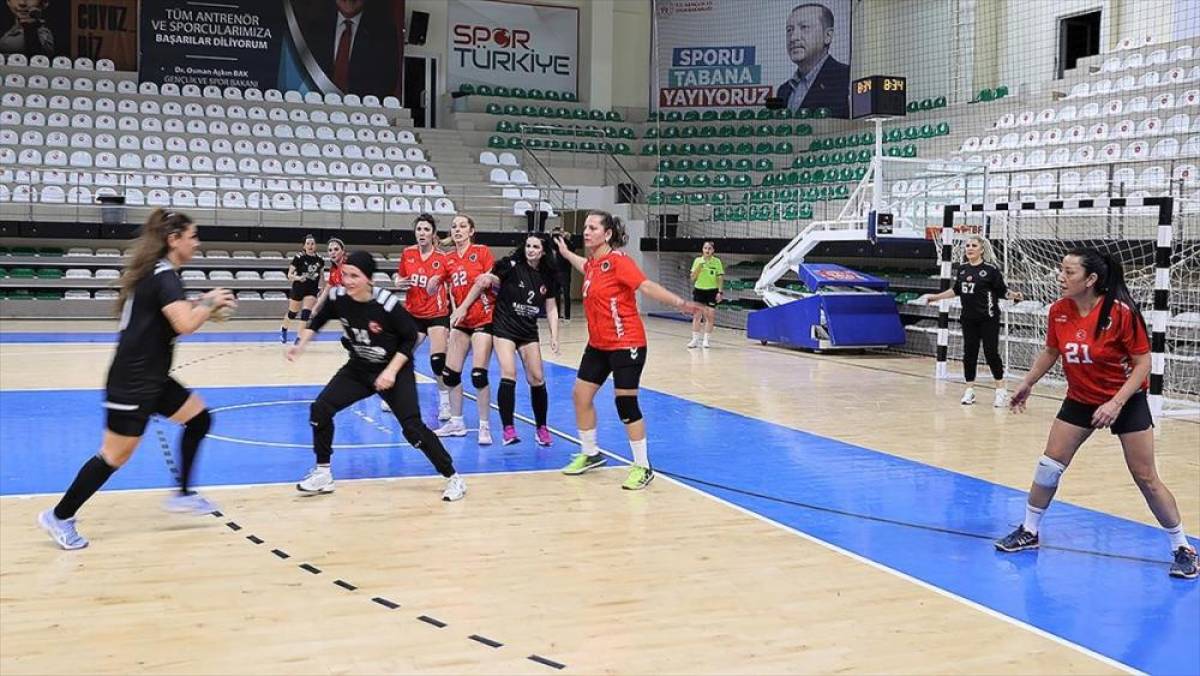 Veteran kadın hentbolcular, hemcinslerine örnek olmak için sahada ter döküyor