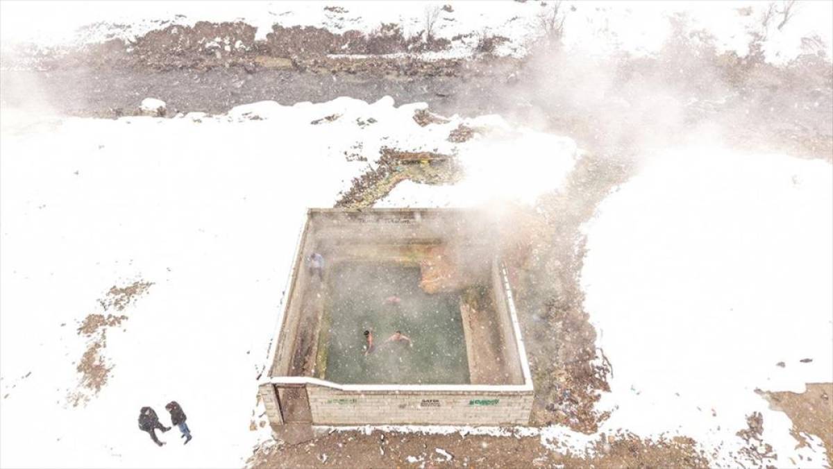 Van'da etrafı karla kaplı termal havuz ziyaret&ccedil;ilerini ağırlıyor