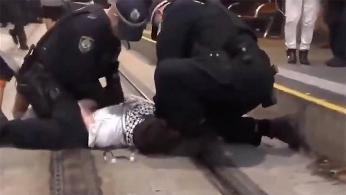 Avustralya'da Filistin destek&ccedil;isi protestocu, polis tarafından yerde defalarca yumruklandı
