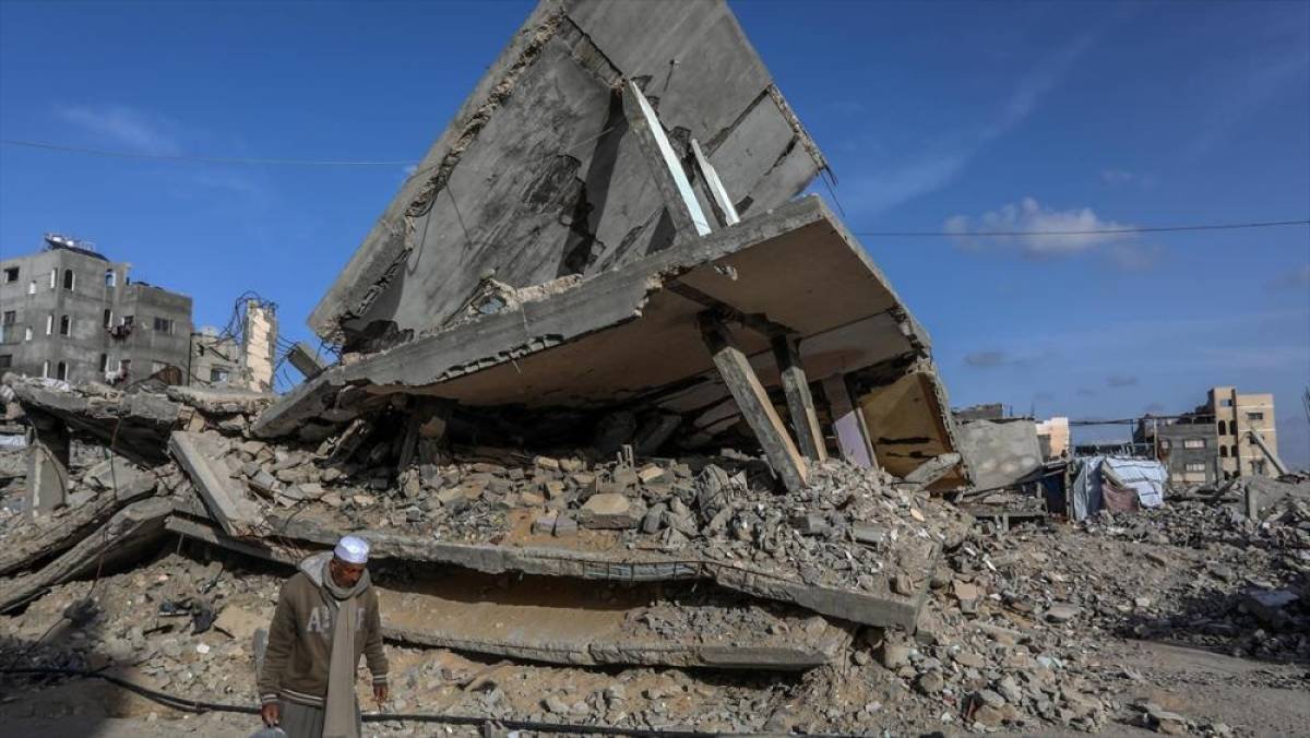 İsrail ordusu ateşkesi ihlal ederek Gazze Şeridi'nin &ccedil;eşitli b&ouml;lgelerini bombalamayı s&uuml;rd&uuml;r&uuml;yor