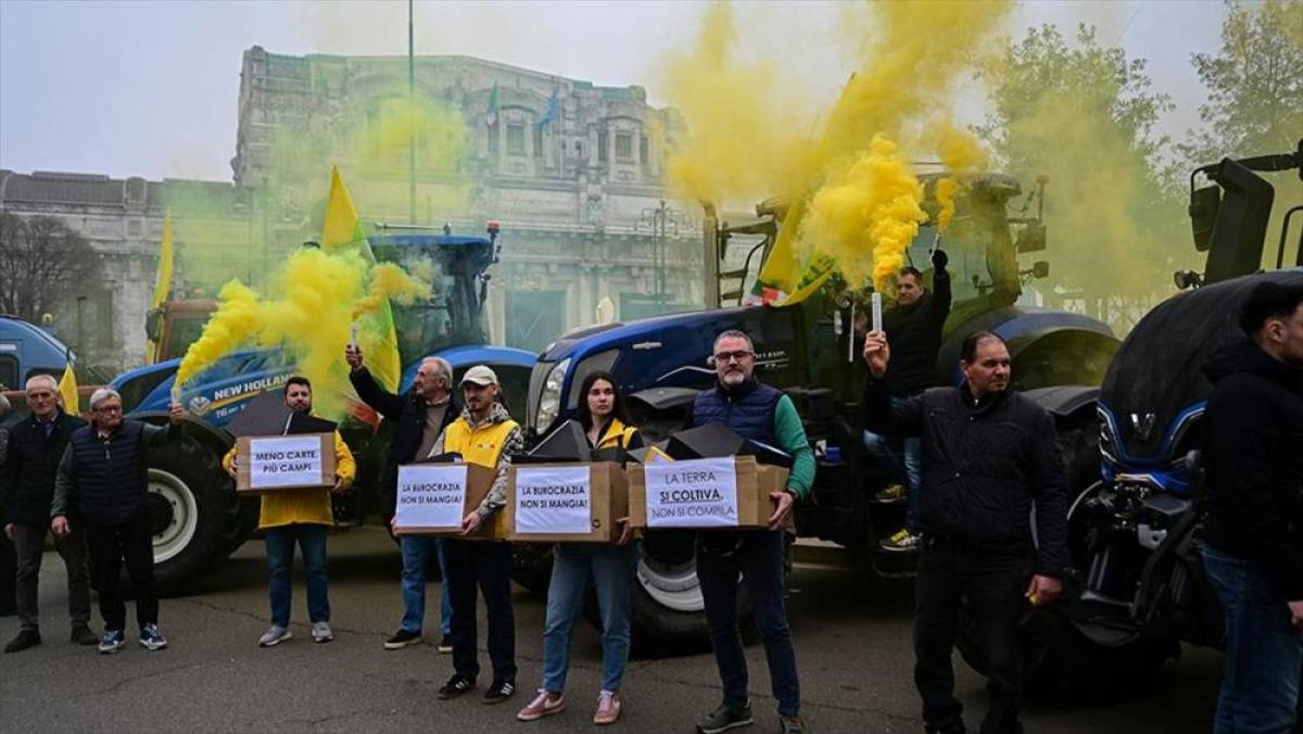 İtalya'da &ccedil;ift&ccedil;iler, tarım sekt&ouml;r&uuml;nde maliyetlerdeki artışları protesto etti