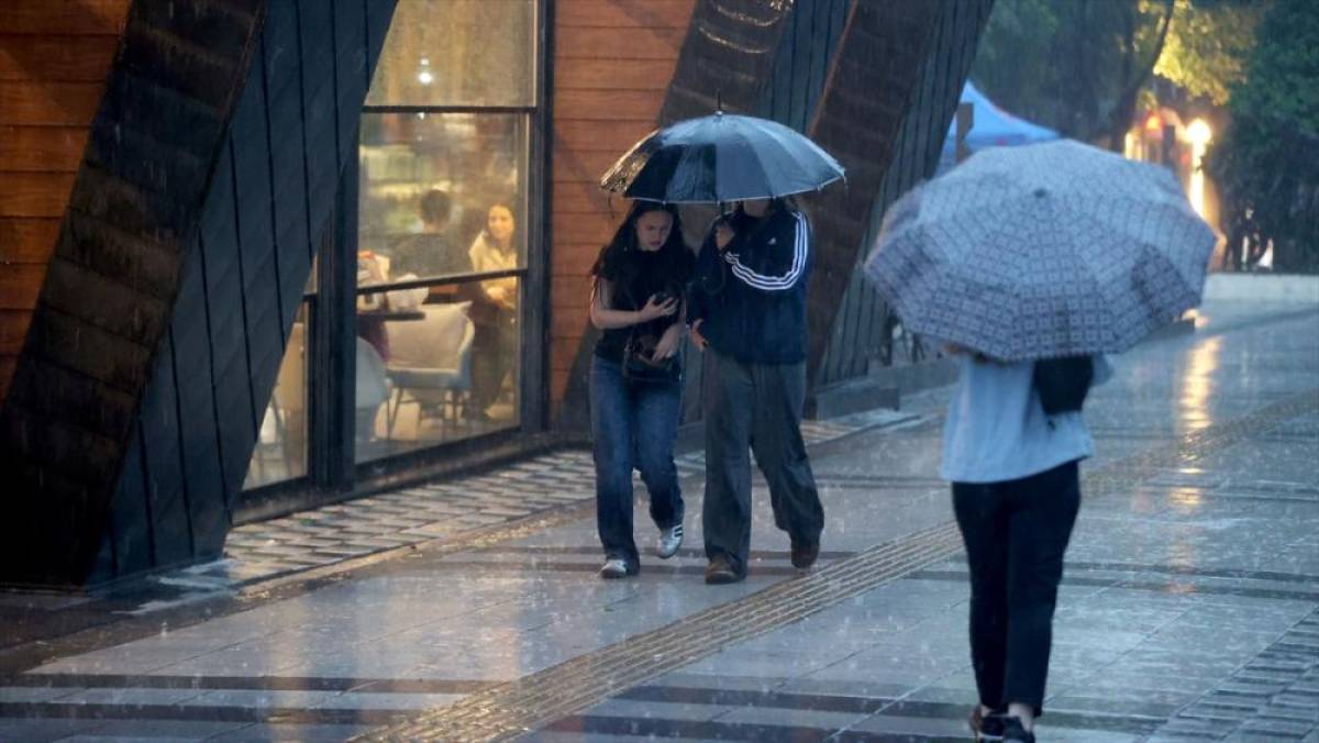 Batı Karadeniz'in i&ccedil; kesimleri i&ccedil;in g&ouml;k g&uuml;r&uuml;lt&uuml;l&uuml; sağanak uyarısı