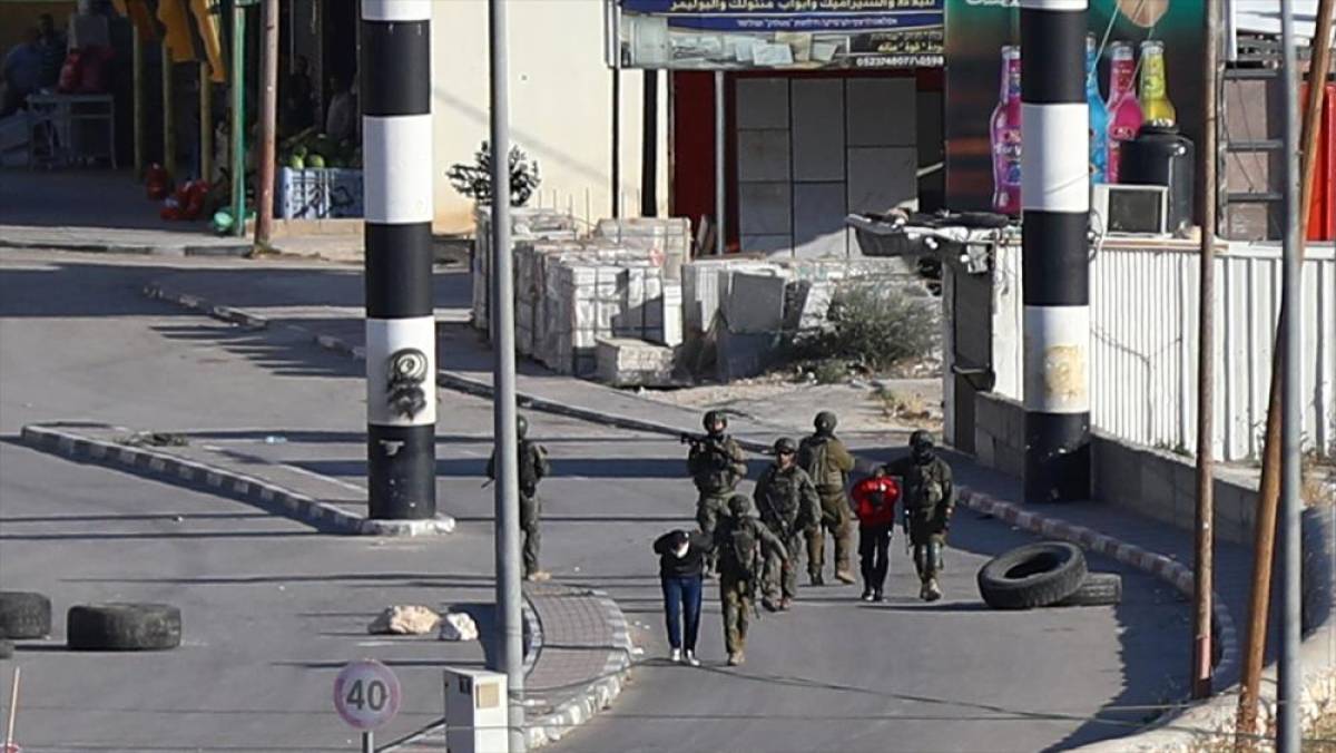 İsrail ordusu, işgal altındaki Batı Şeria'da 8 Filistinliyi g&ouml;zaltına aldı
