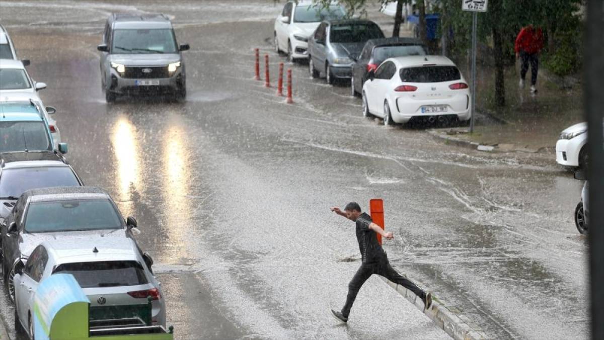 Doğu Anadolu'nun kuzeydoğusu i&ccedil;in g&ouml;k g&uuml;r&uuml;lt&uuml;l&uuml; sağanak uyarısı