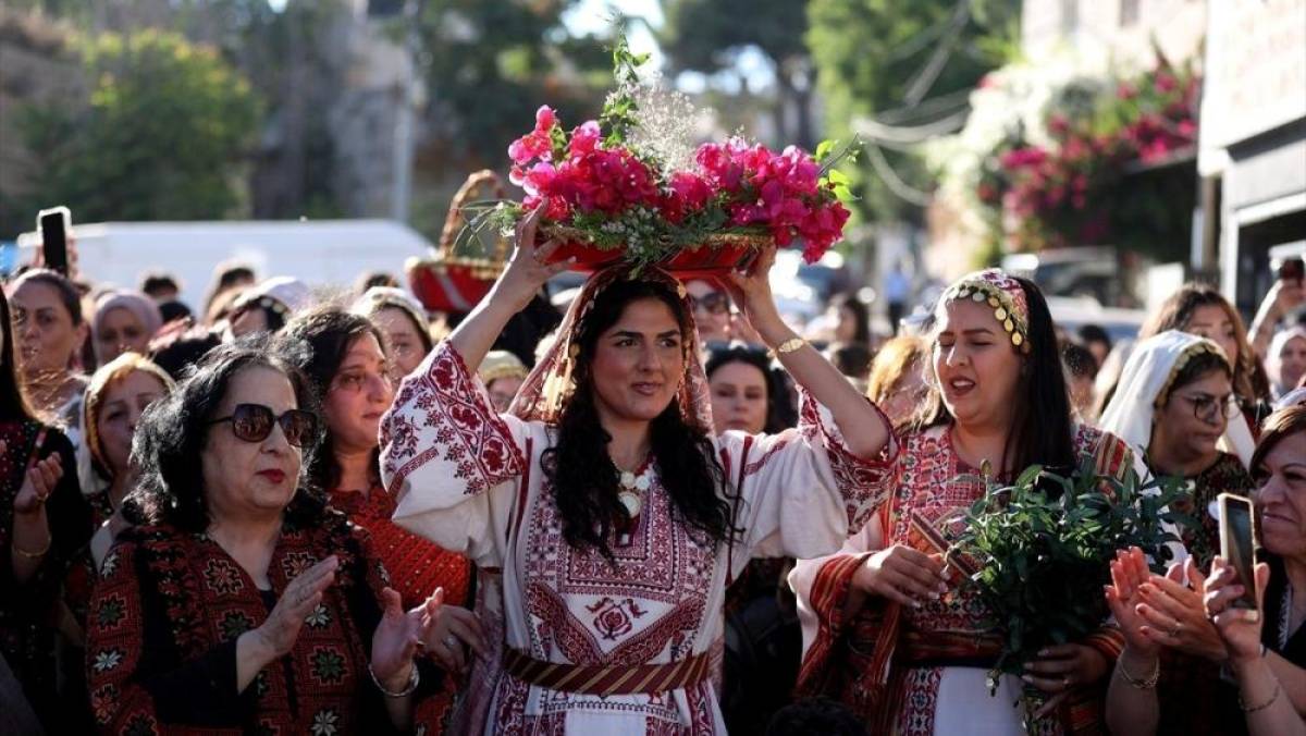 İşgal altındaki Batı Şeria'da d&uuml;zenlenen geleneksel Filistin d&uuml;ğ&uuml;n&uuml; k&uuml;lt&uuml;rel mirasın g&uuml;zelliğini ortaya &ccedil;ıkardı
