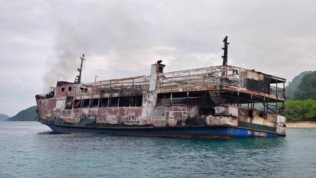 Filipinler'de yolcu feribotunda &ccedil;ıkan yangında 5 kişi &ouml;ld&uuml;, 87 kişi kayboldu