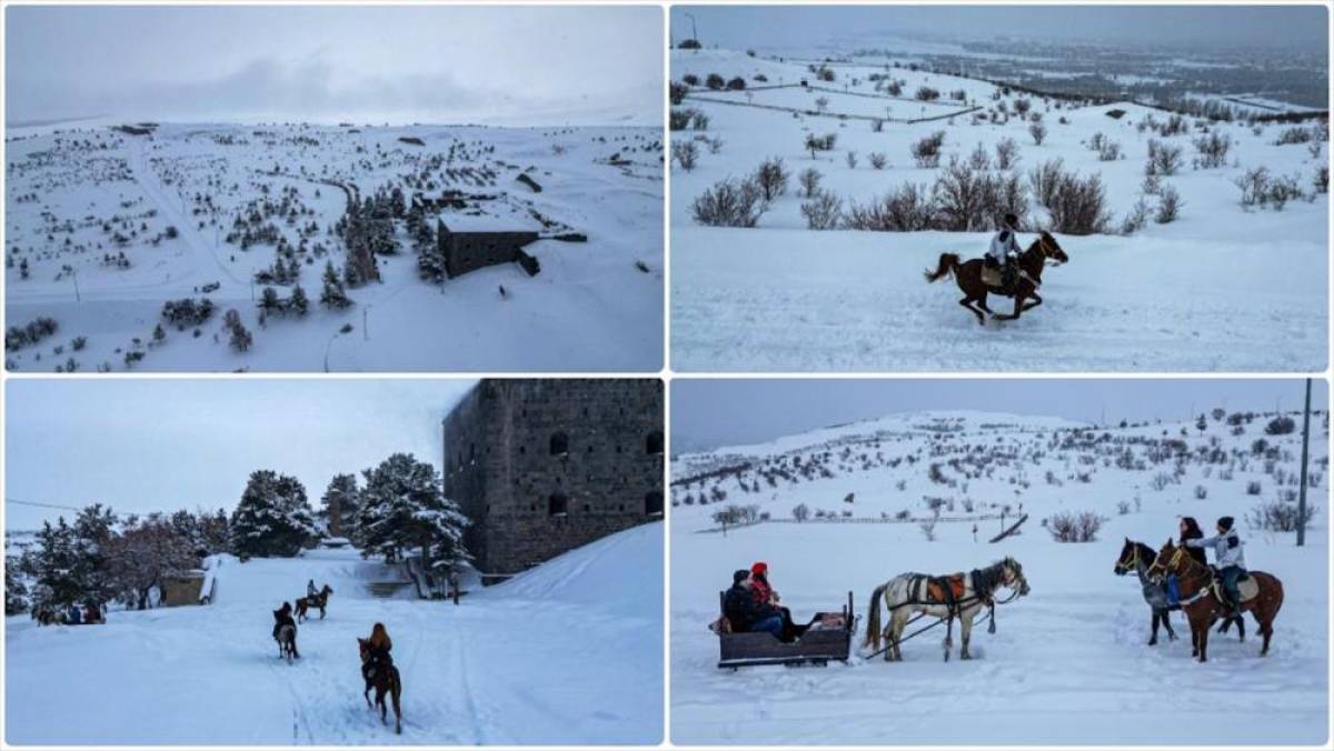 Karla kaplı Aziziye Tabyaları'nda bindikleri atları d&ouml;rtnala koşturup keyifli vakit ge&ccedil;iriyorlar
