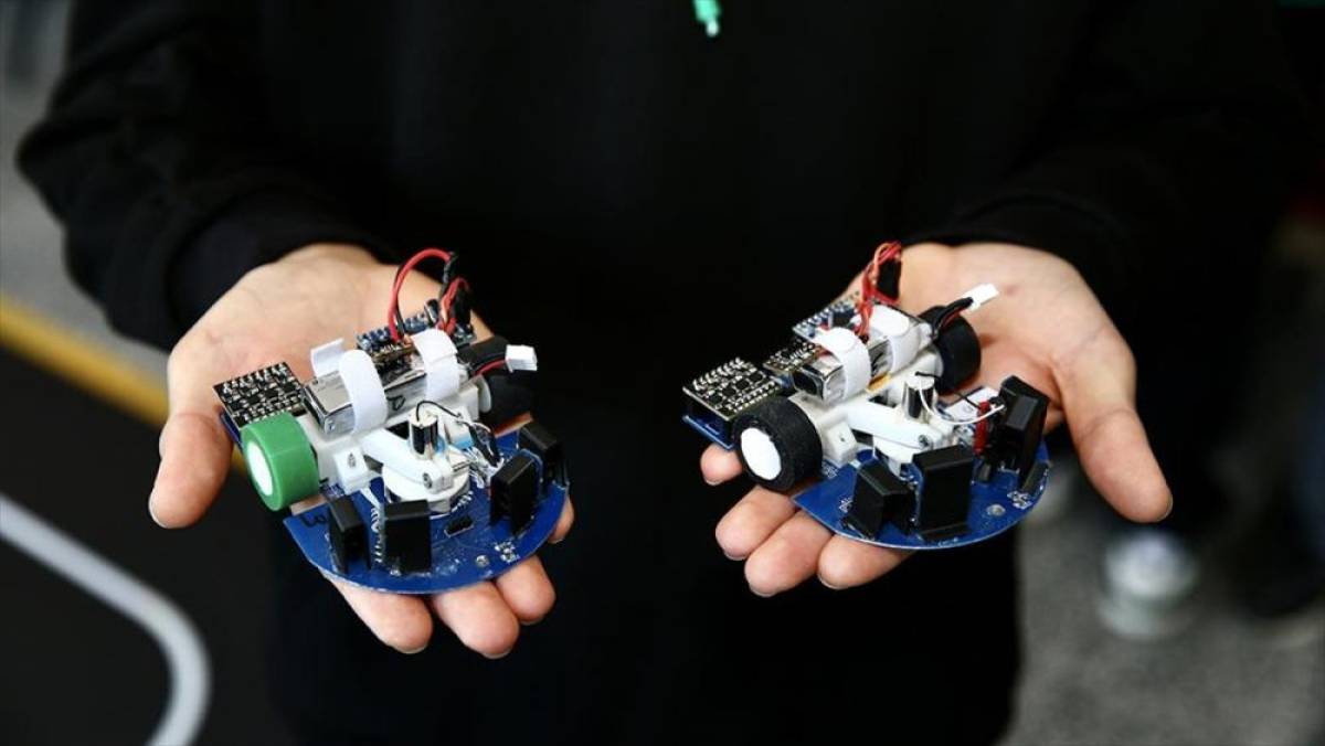 Robot ve insansız hava aracı geliştirirken sebze ve meyve de yetiştiriyorlar