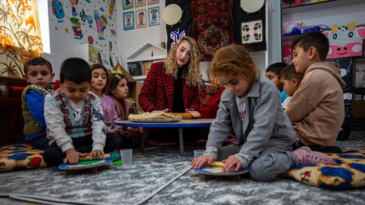 Ana sınıfı &ouml;ğretmeninden minik &ouml;ğrencilerine maketlerle uygulamalı eğitim