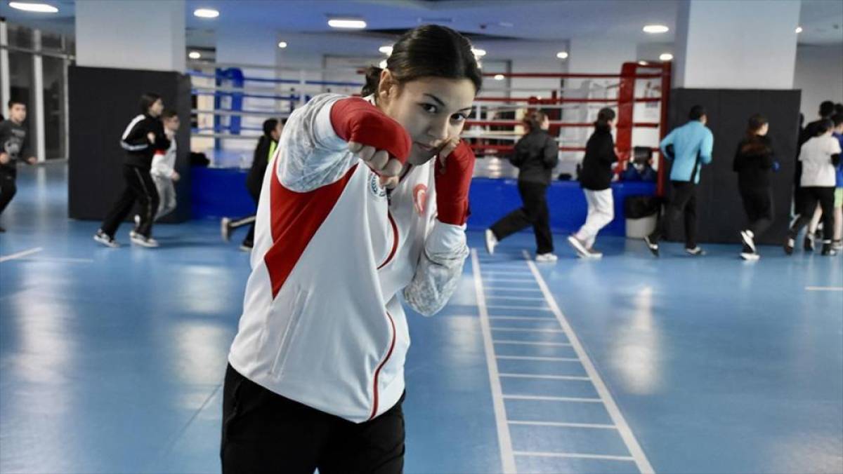 Milli boks&ouml;r Sahranur'un hedefi Gen&ccedil;lik Olimpiyatları