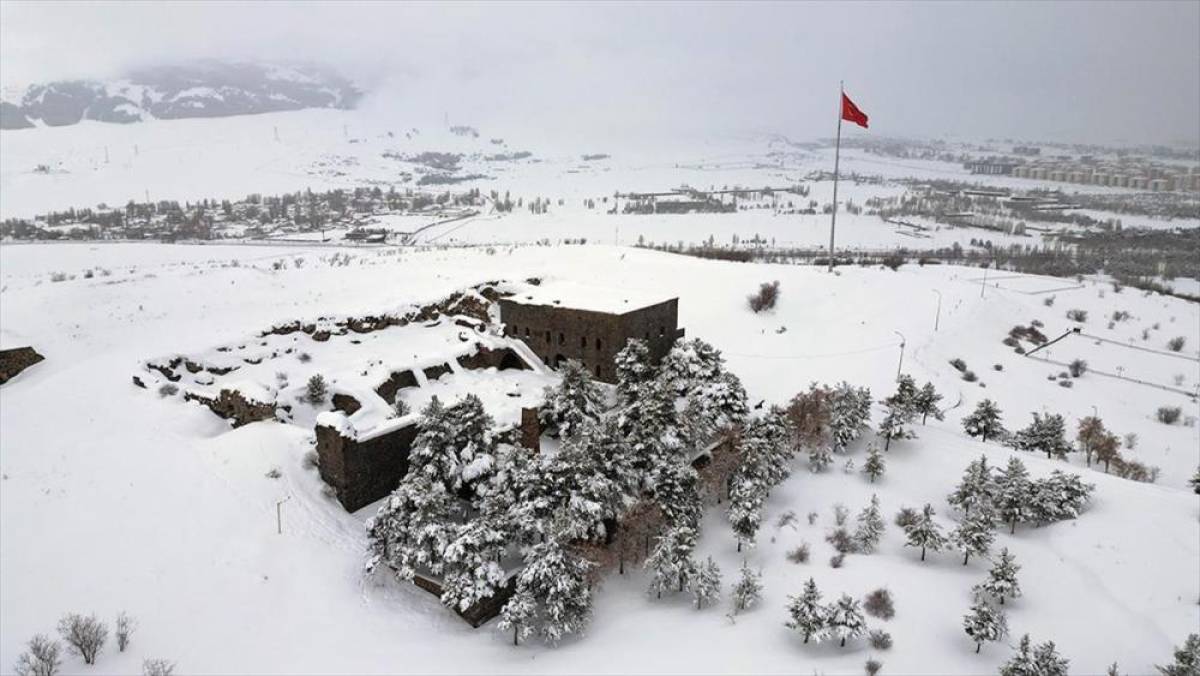 Erzurum'daki "ecdat yadigarı" Aziziye Tabyaları karla kaplandı