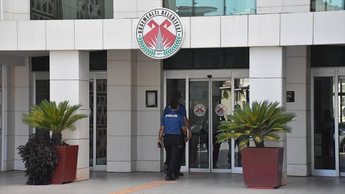 D&ouml;şemealtı Belediyesine y&ouml;nelik soruşturmada 22 ş&uuml;pheli hakkında g&ouml;zaltı kararı verildi