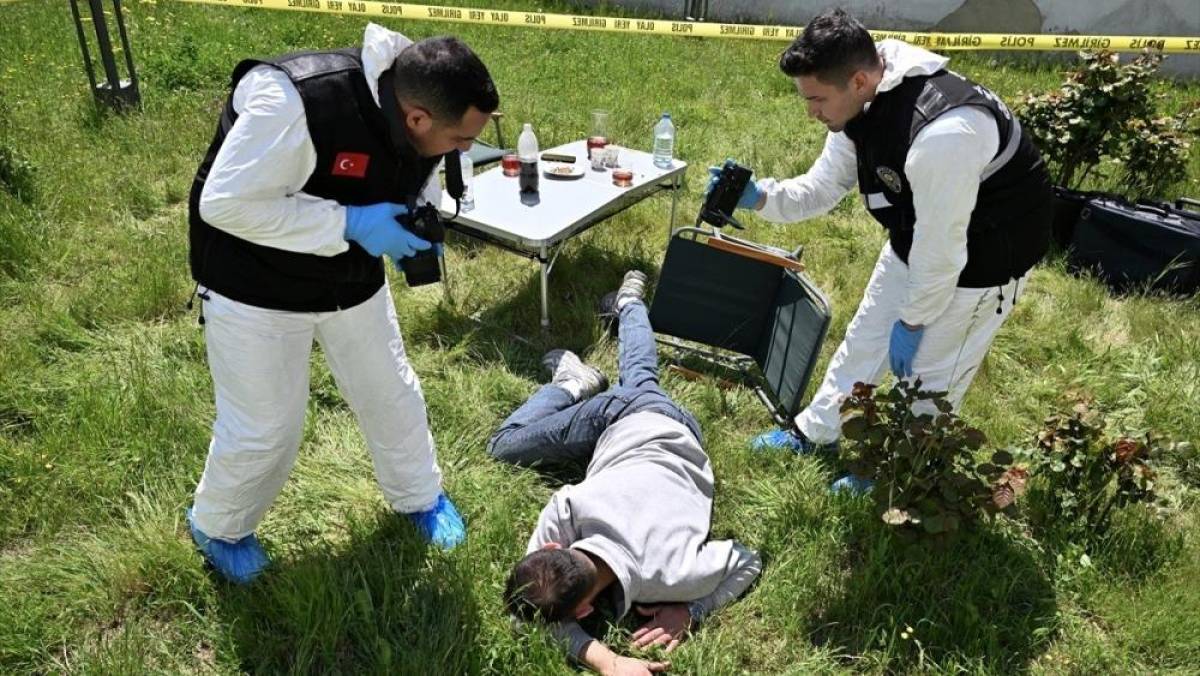 İstanbul'daki olay yeri inceleme polislerinin deliller arasındaki zorlu mesaisi