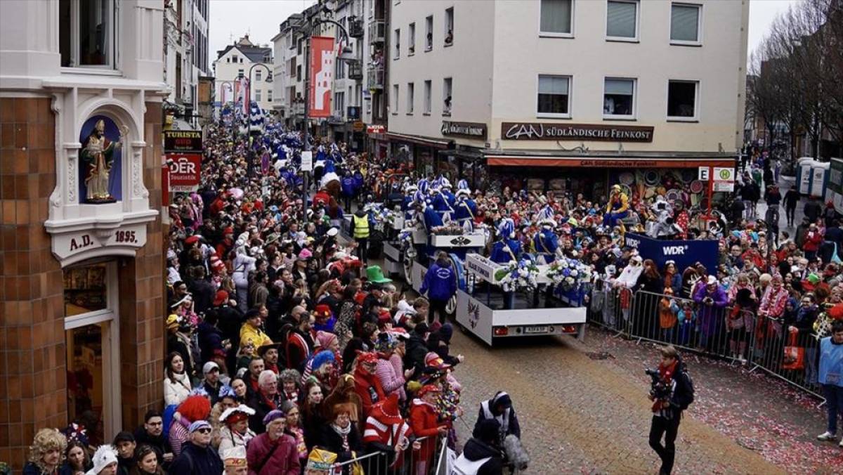 Almanya'da "5. Mevsim" karnaval geçidi yapıldı