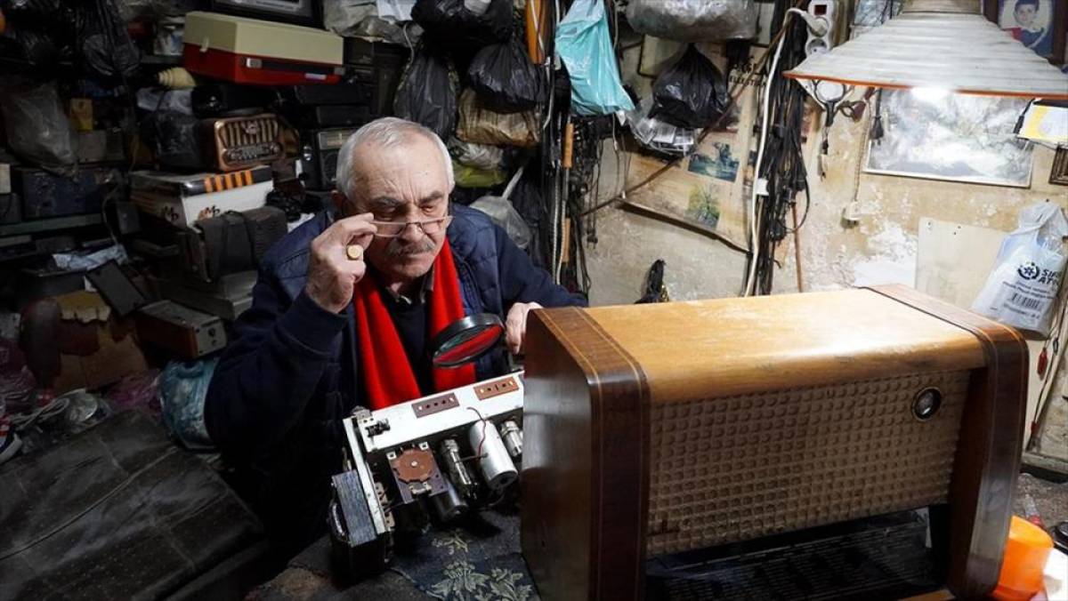 Muğla'da tarihi &ccedil;arşının "Radyocu Mustafa"sı 58 yıldır radyo tamir ediyor