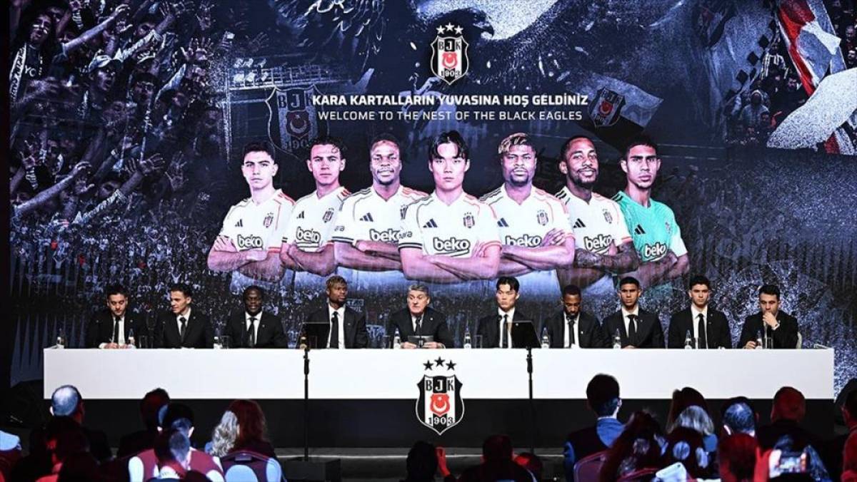 Beşiktaş, yeni transferleri i&ccedil;in imza t&ouml;reni d&uuml;zenledi