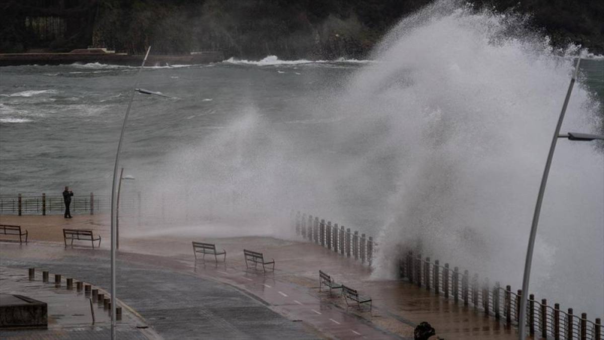 İspanya'nın kuzeyindeki şiddetli r&uuml;zgar yaşamı fel&ccedil; etti
