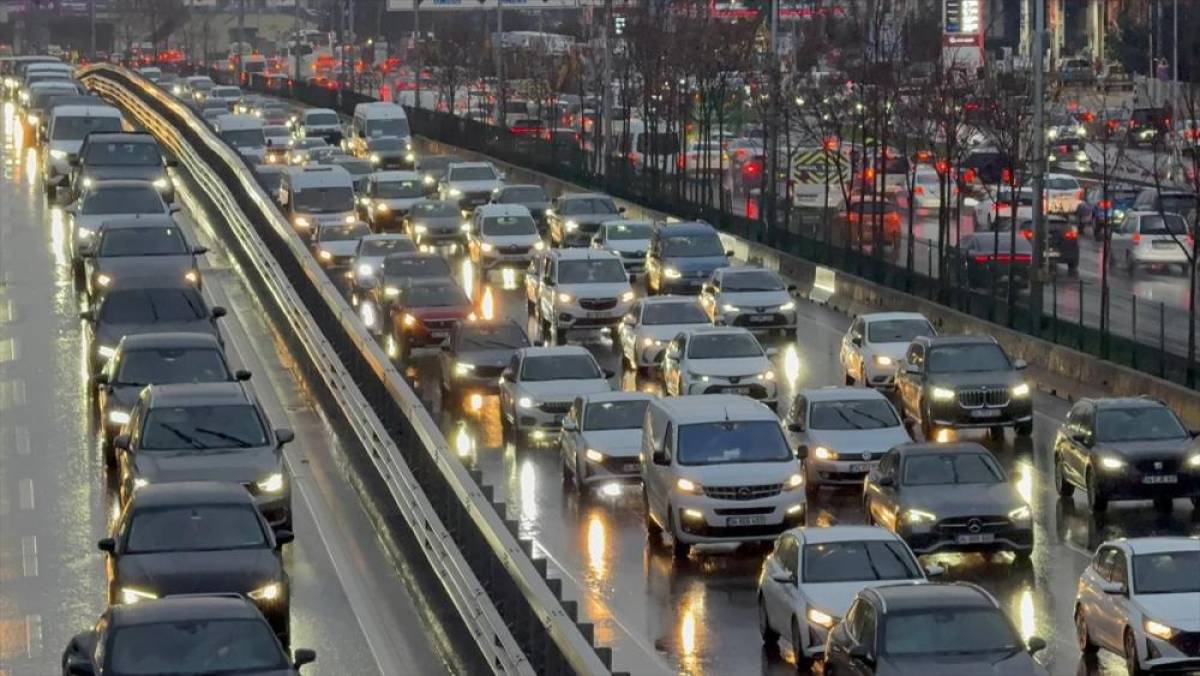 İstanbul'da akşam saatlerinde trafik yoğunluğu y&uuml;zde 90'a &ccedil;ıktı