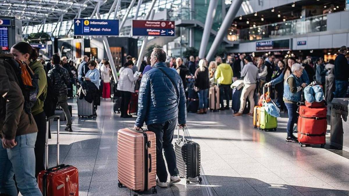 Lufthansa, pilotlar ve kabin ekibinin grevi nedeniyle 800 u&ccedil;uşu iptal etti, 100 bin yolcu mağdur oldu