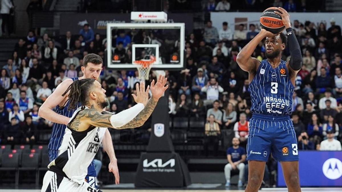 Anadolu Efes İtalya ekibi Virtus Bologna'yı 91-60 mağlup etti