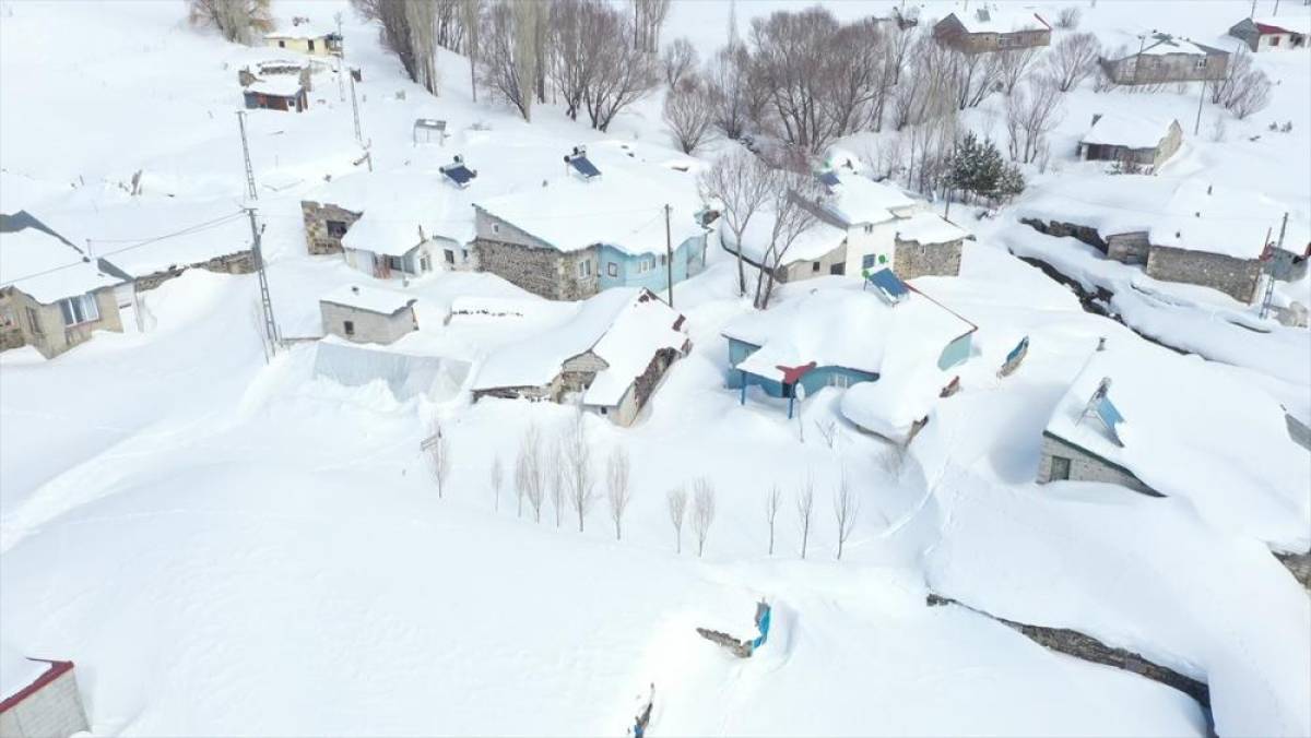 Baharda ev ve ahırların kara g&ouml;m&uuml;ld&uuml;ğ&uuml; Ağrı'nın k&ouml;ylerinde yaşam zorlu ge&ccedil;iyor