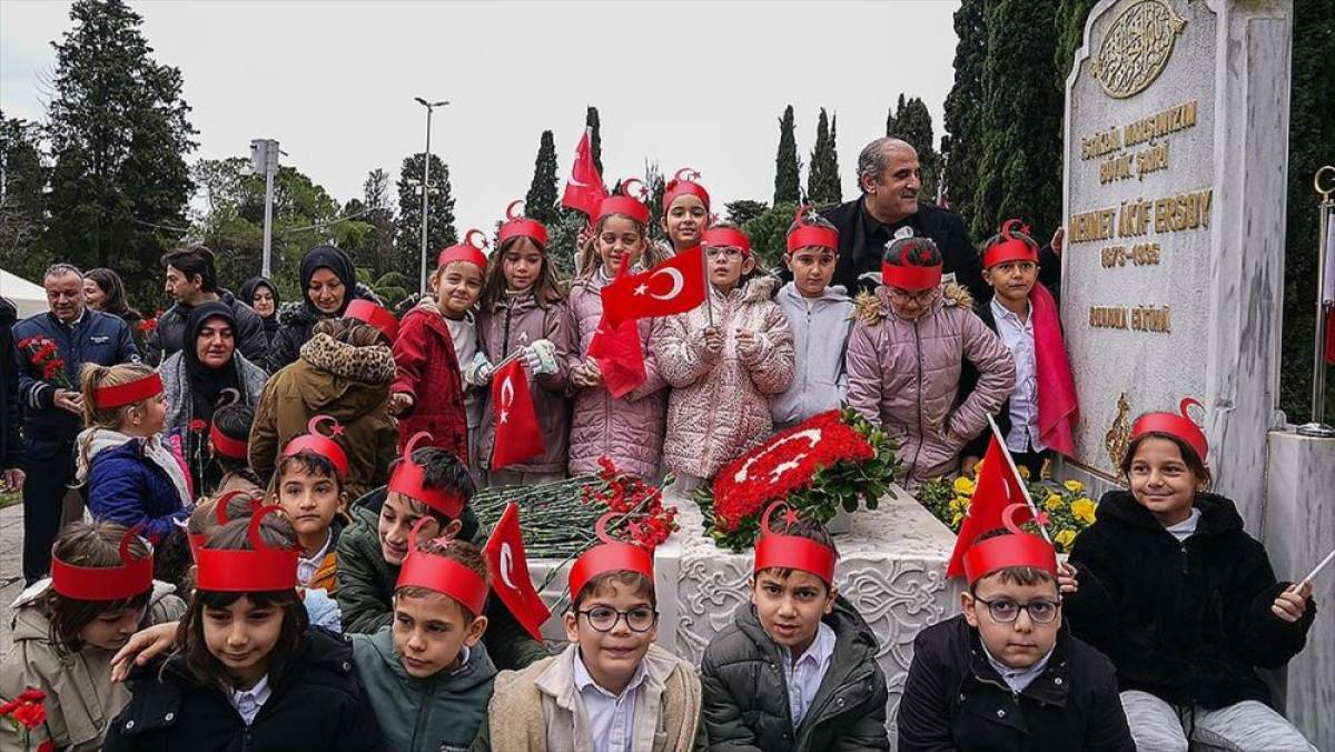 Milli şair Mehmet Akif Ersoy, İstanbul'da kabri başında anıldı