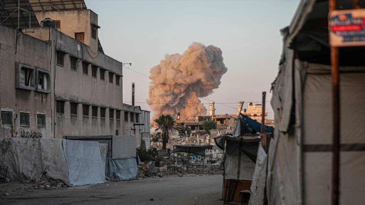 İsrail ordusu, Gazze&rsquo;de Filistinlilere ait yapıları patlatarak yıkmaya devam ediyor