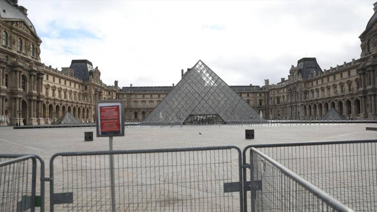 Fransa'da Louvre M&uuml;zesi'nin farklı b&ouml;l&uuml;mleri ciddi su sızıntısı nedeniyle ziyarete kapatıldı
