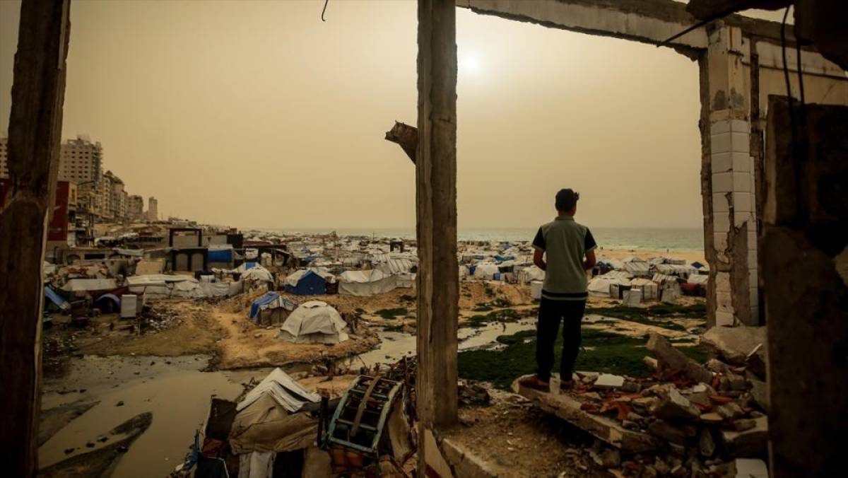 Gazze'de etkili olan kum fırtınası g&uuml;&ccedil; koşullarda yaşayan Filistinlilere zor anlar yaşatıyor