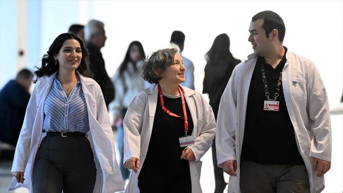 Doktor anne, meslektaşı iki &ccedil;ocuğuyla aynı hastanede &ccedil;alışıyor