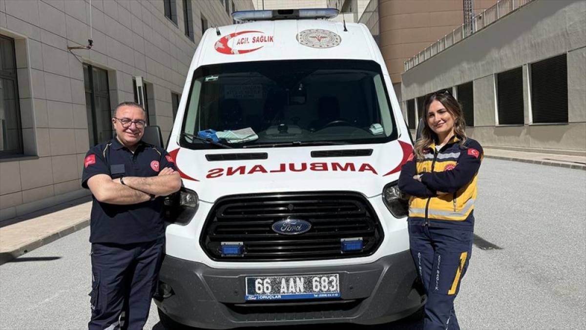 Acil tıp teknisyeni &ccedil;ift, ambulansla hastaların yardımına koşuyor