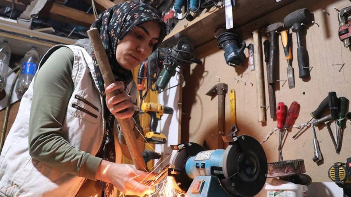 Eşine yardım ederek başladığı mobilya imalatında ustalaşarak kendi at&ouml;lyesini kurdu