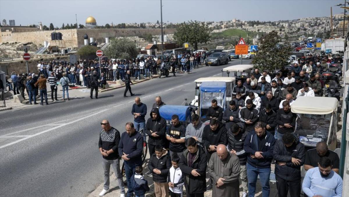 İsrail, ramazanın son cumasında da Mescid-i Aksa'da namaz kılınmasını engelledi
