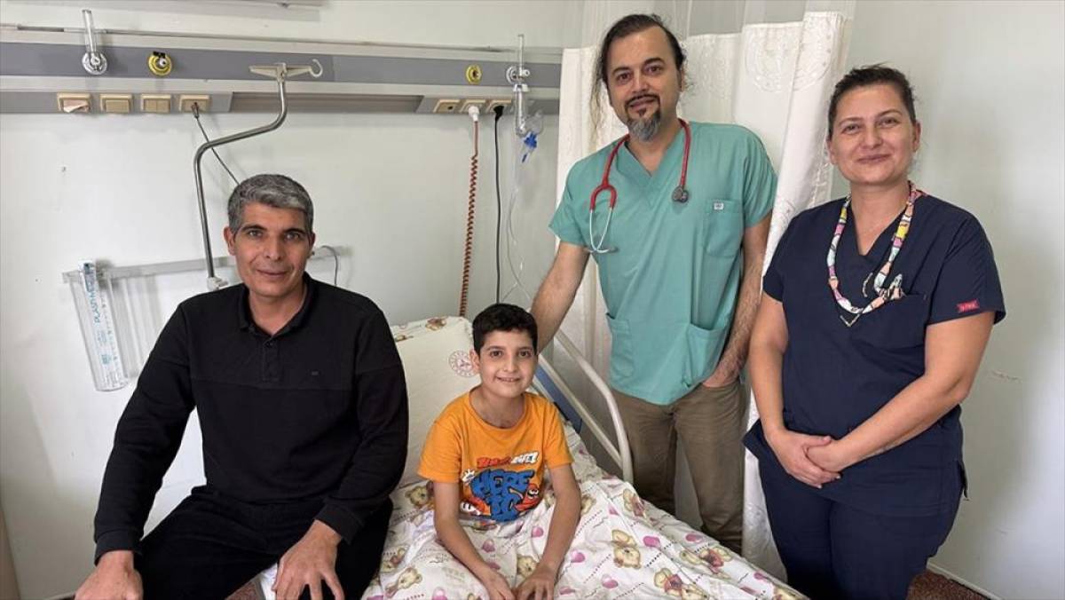 Ameliyat &ouml;ncesi kalbi duran 11 yaşındaki Azat, doktorların kritik m&uuml;dahalesiyle hayata d&ouml;nd&uuml;r&uuml;ld&uuml;
