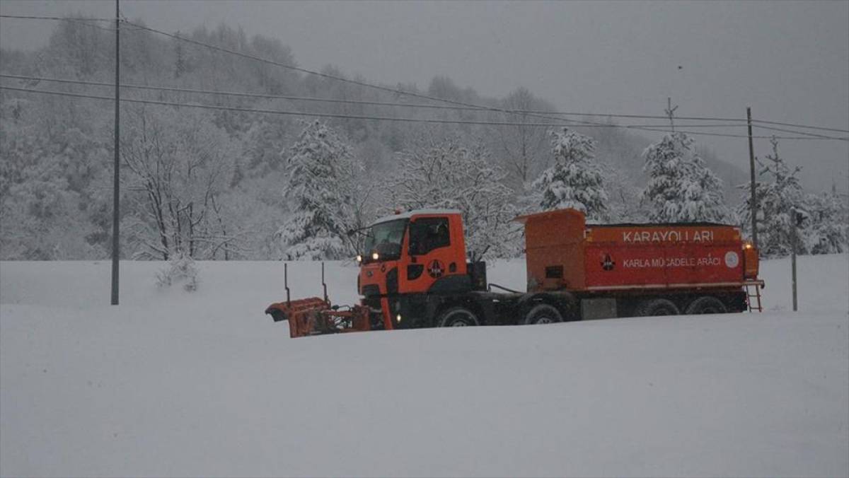 D-100 kara yolunun Bolu Dağı ge&ccedil;işinde kar etkili oluyor