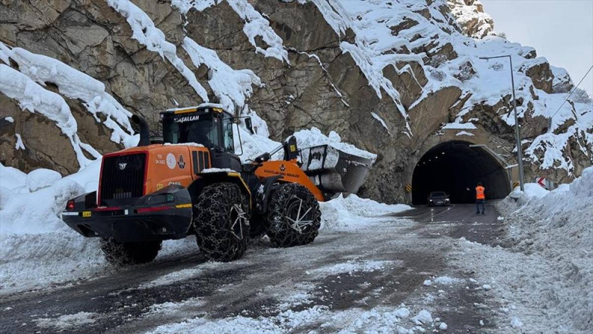 "Turuncu yelekliler" Hakkari'de kesintisiz ulaşım i&ccedil;in 100'den fazla &ccedil;ığa m&uuml;dahale etti