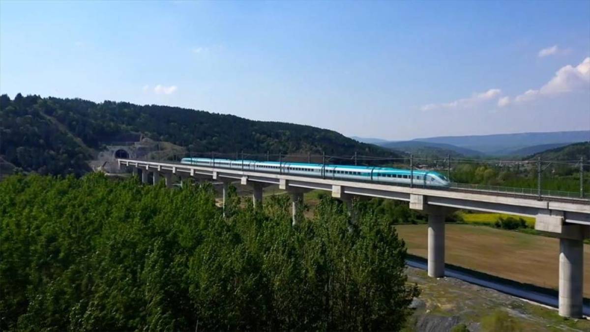 Bakan Uraloğlu, bug&uuml;ne kadar yaklaşık 110 milyon yolcunun YHT ile seyahat ettiğini bildirdi