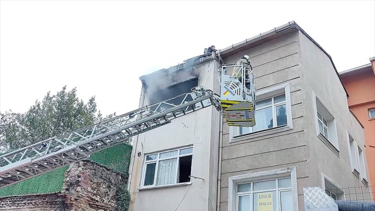 Fatih'te apartmanda &ccedil;ıkan yangında 1 kişi &ouml;ld&uuml;, 5 kişi yaralandı