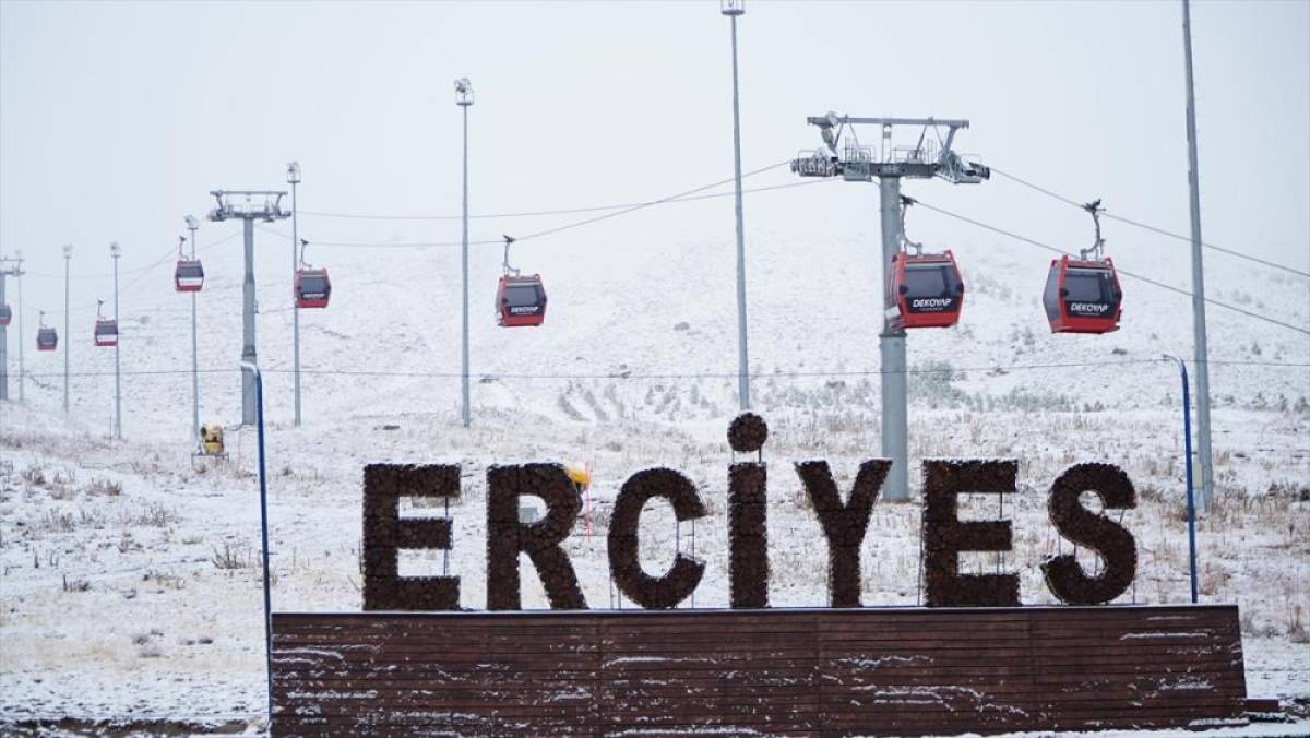 İç Anadolu'nun zirvesi Erciyes Dağı'na kar yağdı